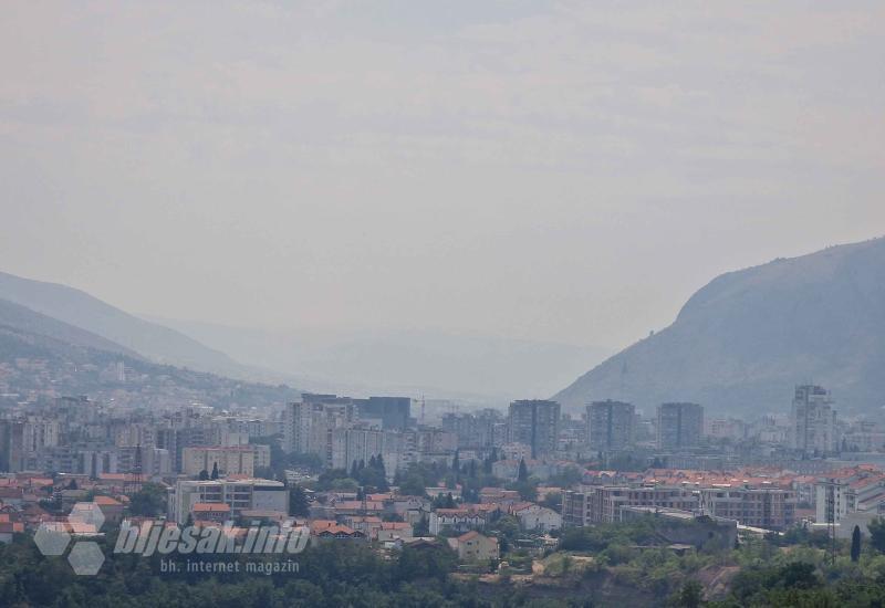 Dim pokrio nebo iznad Mostara